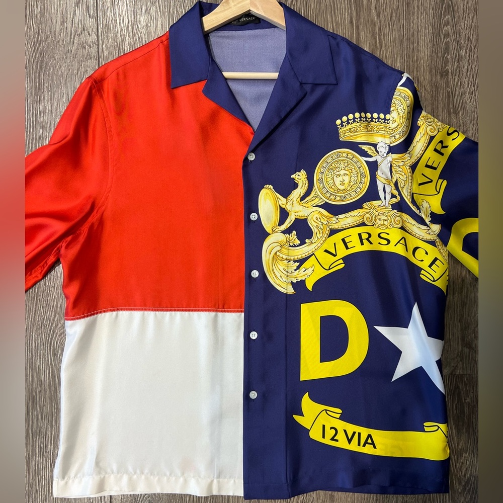 Men’s Versace 100% Silk Signature print button down t-shirt, size Medium (US 40)